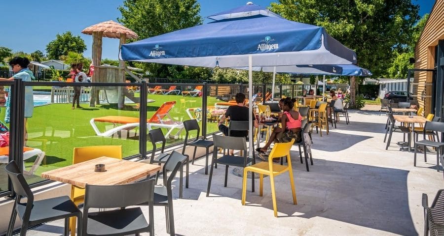 Vue du terrain multisport et de la terrasse du camping Nid d'Été - Aloa Vacances