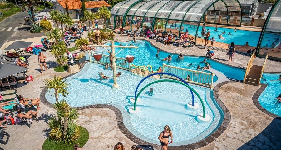 Vue espace aquatique Camping Nid d'Été avec piscines et jeux aquatiques - Aloa Vacances