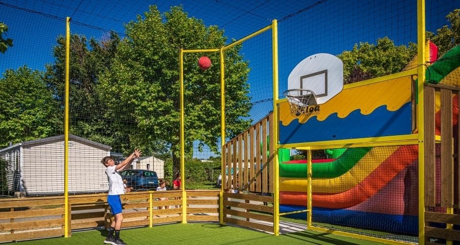 Vue terrain multisport avec panier de basket du camping Nid d'Été aux Sables d'Olonne