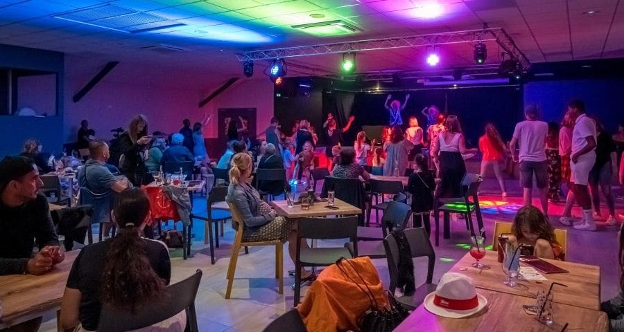 Vue soirée animée par le camping Nid d'Été aux Sables d'Olonne