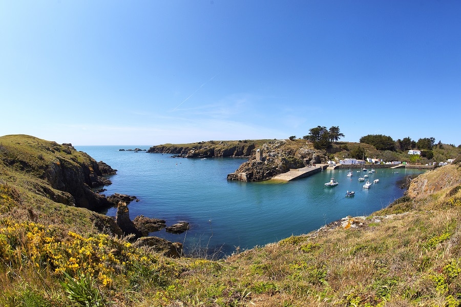 Vue sur la côte vendéenne avec port de bateaux aux alentours du camping Les Pirons aux Sables d'Olonne