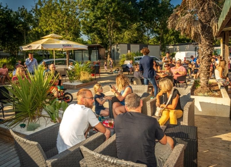 Aloa Vacances : terrasse au camping sur l'île d'oléron - oléron loisirs 