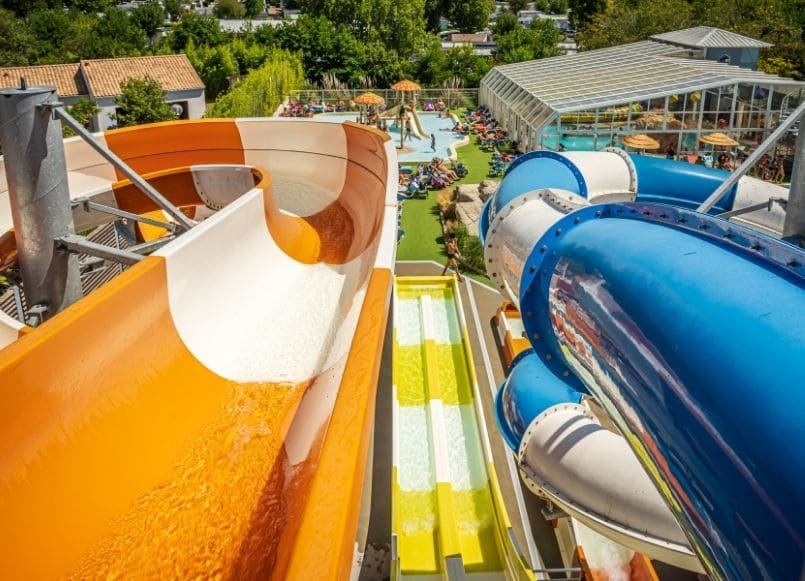 Vue des toboggans, des piscines et du coin détente du camping Les Pirons aux Sables d'Olonne