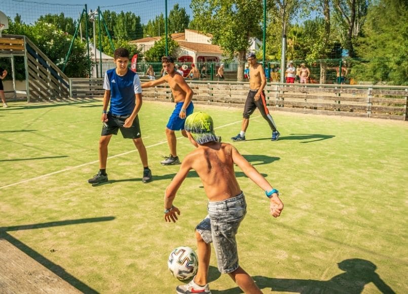Aloa Vacances : enfants au terrains multipsorts au camping à Sérignan Le Clos Virgile