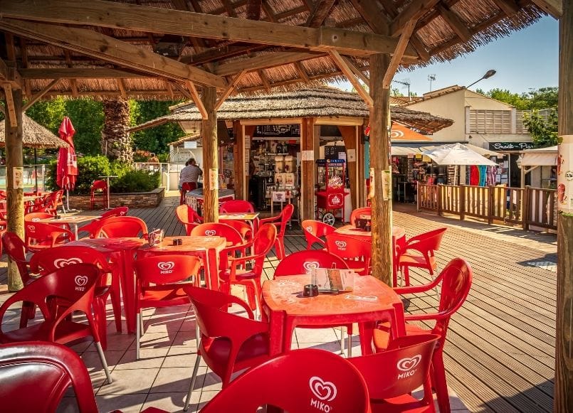 Aloa Vacances : terrasse du snack au camping Serignan Clos Virgile
