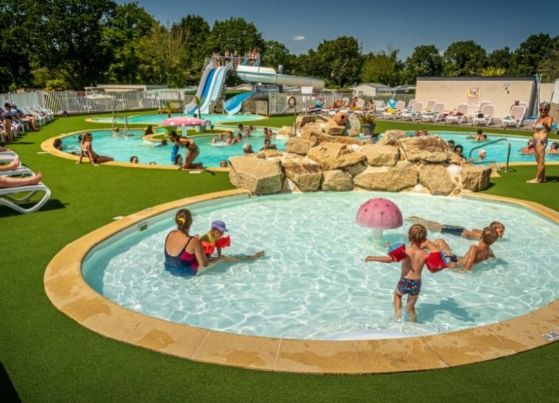 Aloa Vacances : espace aquatique extérieur du camping à Ambon avec piscine Ker Yaoulet dans le Morbihan