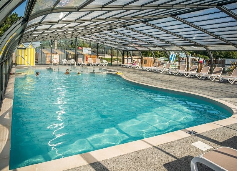 Aloa Vacances : espace aquatique couvert du camping à Ambon avec piscine Ker Yaoulet