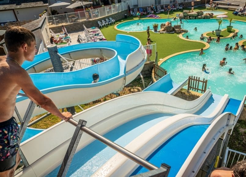 Aloa Vacances : toboggans à l'espace aquatique du Camping à Ambon avec piscine - Ker Yaoulet
