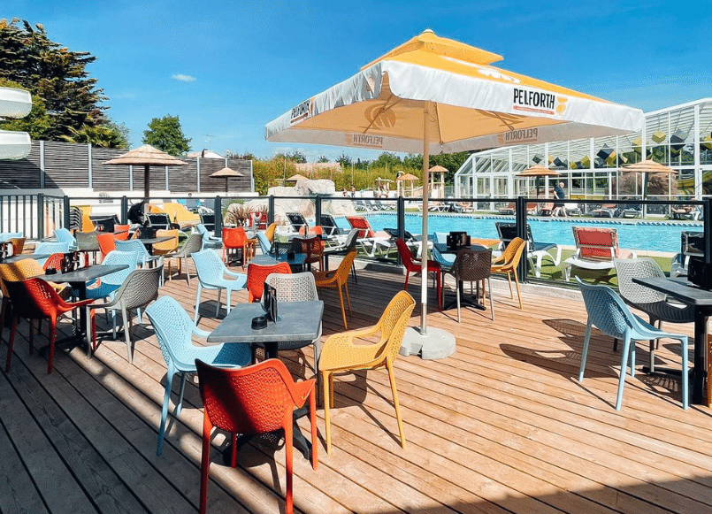 Vue sur la terrasse et la piscine extérieure du camping Les Pirons aux Sables d'Olonne
