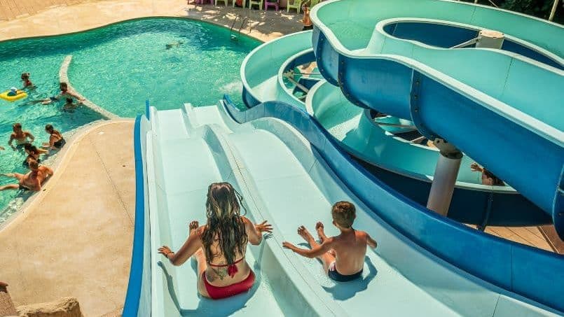 Vue de l'espace aquatique avec toboggan du camping Le Beauséjour à Argèles dans les Pyrénées-Orientales - Aloa Vacances