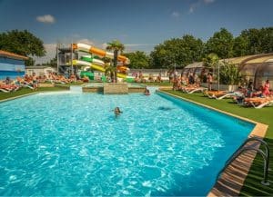 Piscine extérieure du camping Oléron Loisirs sur l'Ile d'Oléron en Charente Maritime