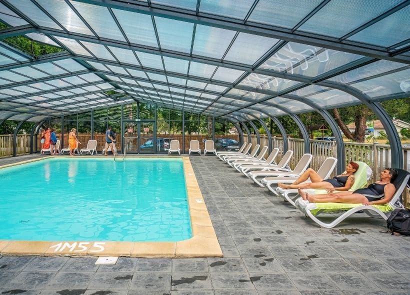 piscine couverte du camping à Hourtin L'Orée du Bois